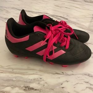Adidas girls soccer cleats. Size 2. Wore one season.